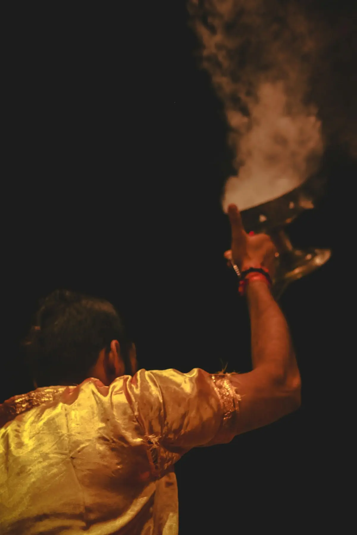 प्रकाशित घाटांचे रात्रीचे दृश्य