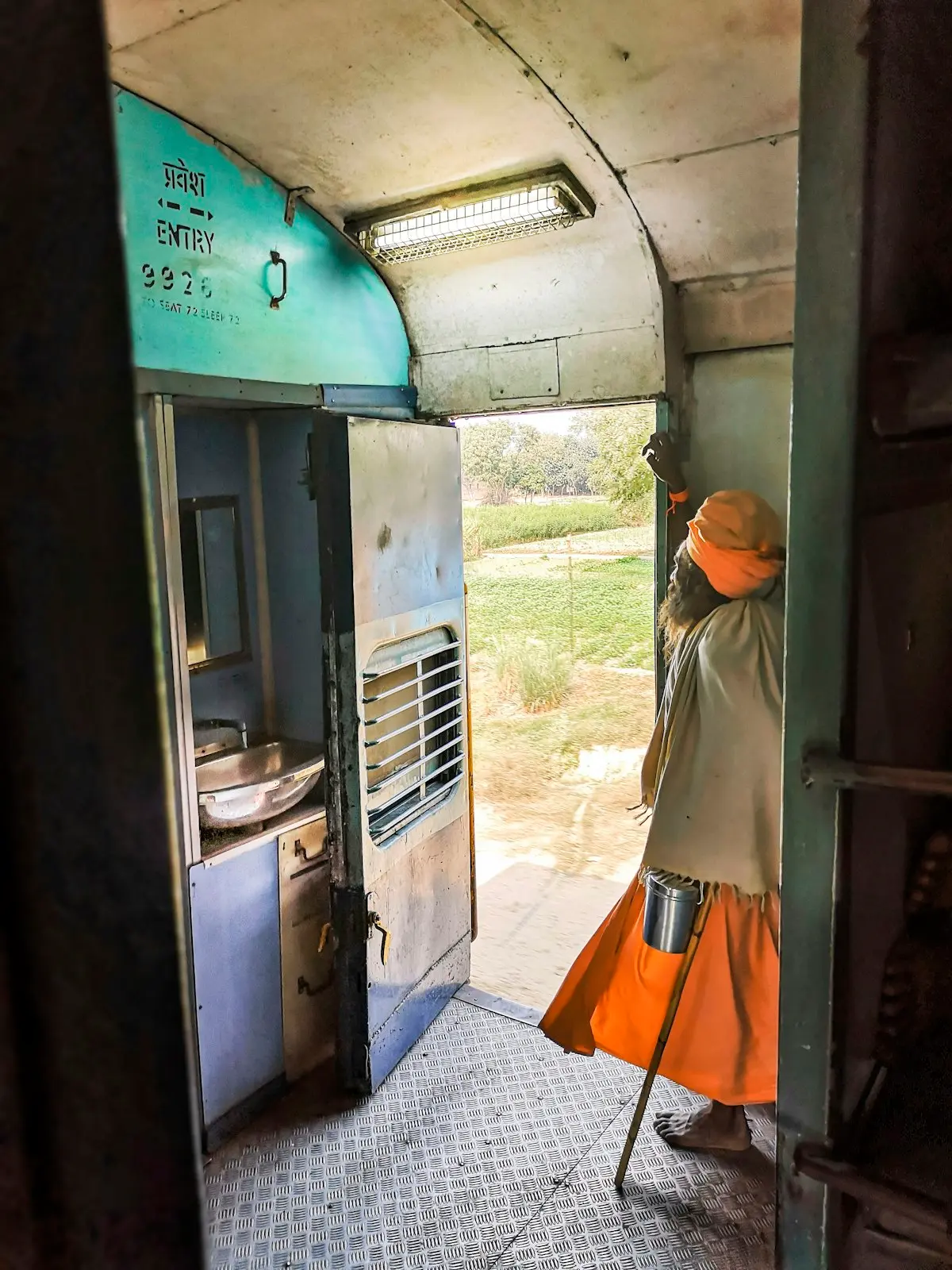 नदी किनाऱ्यावर ध्यान करणारे साधू